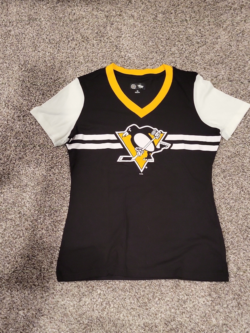 Ladies Penquins NHL V-Neck Tee, Size Medium